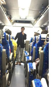 ▲バス車内での府政報告の様子