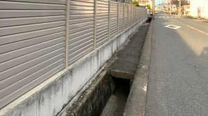 ▲(株)吉年前の壁沿いの水路側溝