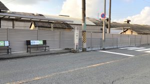 ▲水路側溝上にある上原口バス停
