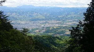 ▲山あいから見える奈良県五條市の町並み