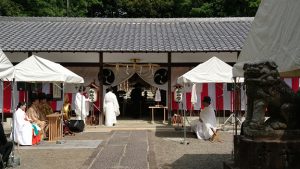 ▲整然とたたずむ赤坂上之山神社の境内