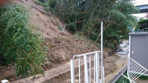 ▲西除川に流れる水路の護岸崩壊現場