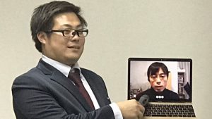 ▲監督の瀧川元気氏と作家の中村航氏（ＰＣ内）