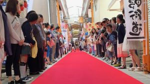 ▲撮影の様子（河内長野駅前商店街にて）